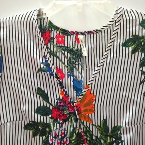 Floral Stripes  Black White Woman Shirt Blouse Top Size S Truth V-Neck LS - Picture 11 of 13